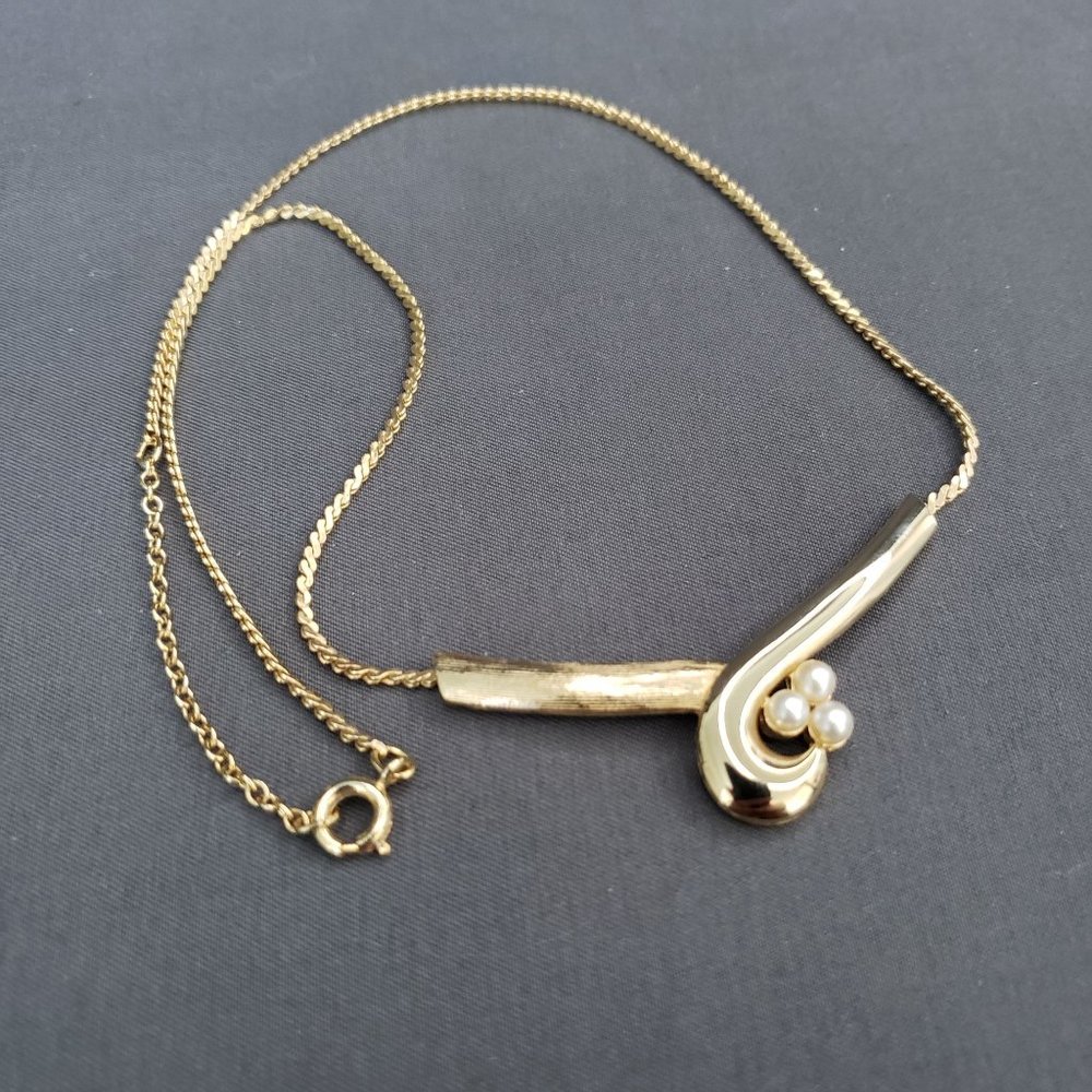 Sarah Coventry Gold Tone Swirl Pendant Necklace White Bead Accents Vtg 1950s 14" - Picture 3 of 11